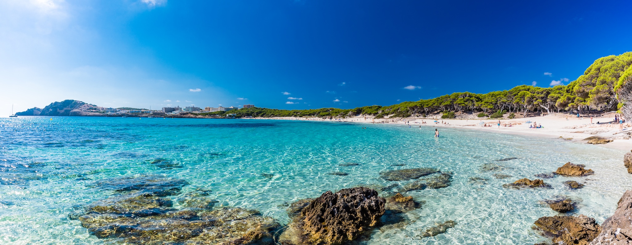 Weißer Sandstrand mit klarem Wasser auf den Balearen