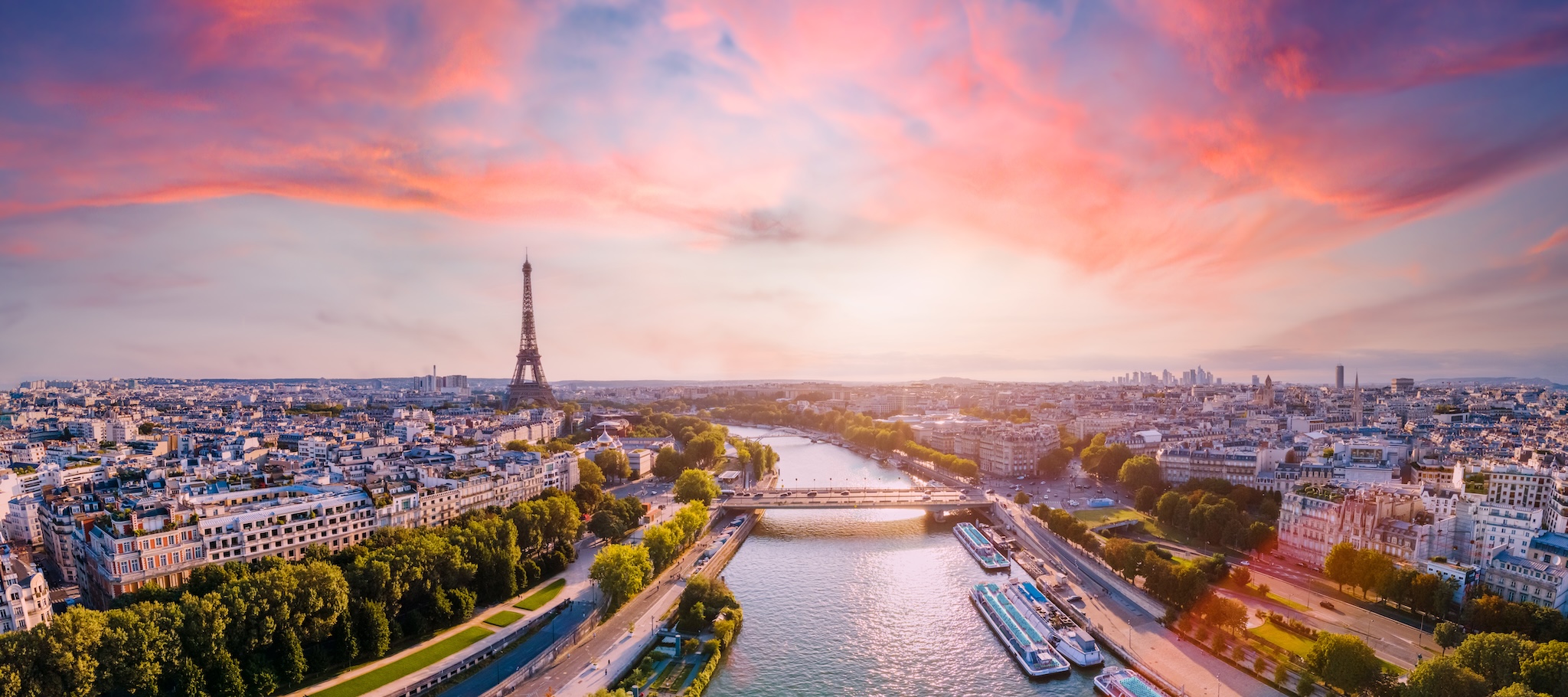Blick auf Seine und Eifelturm in Paris
