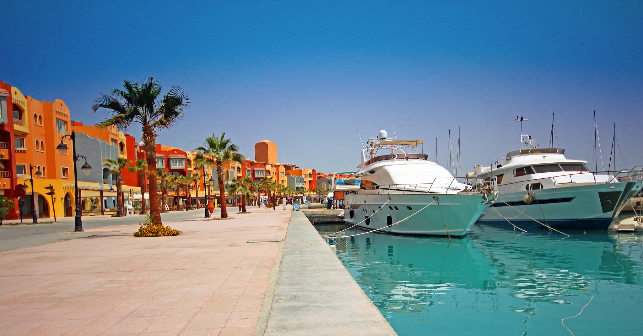 Yachten am Hafen von Hurghada mit Blick auf Promenade